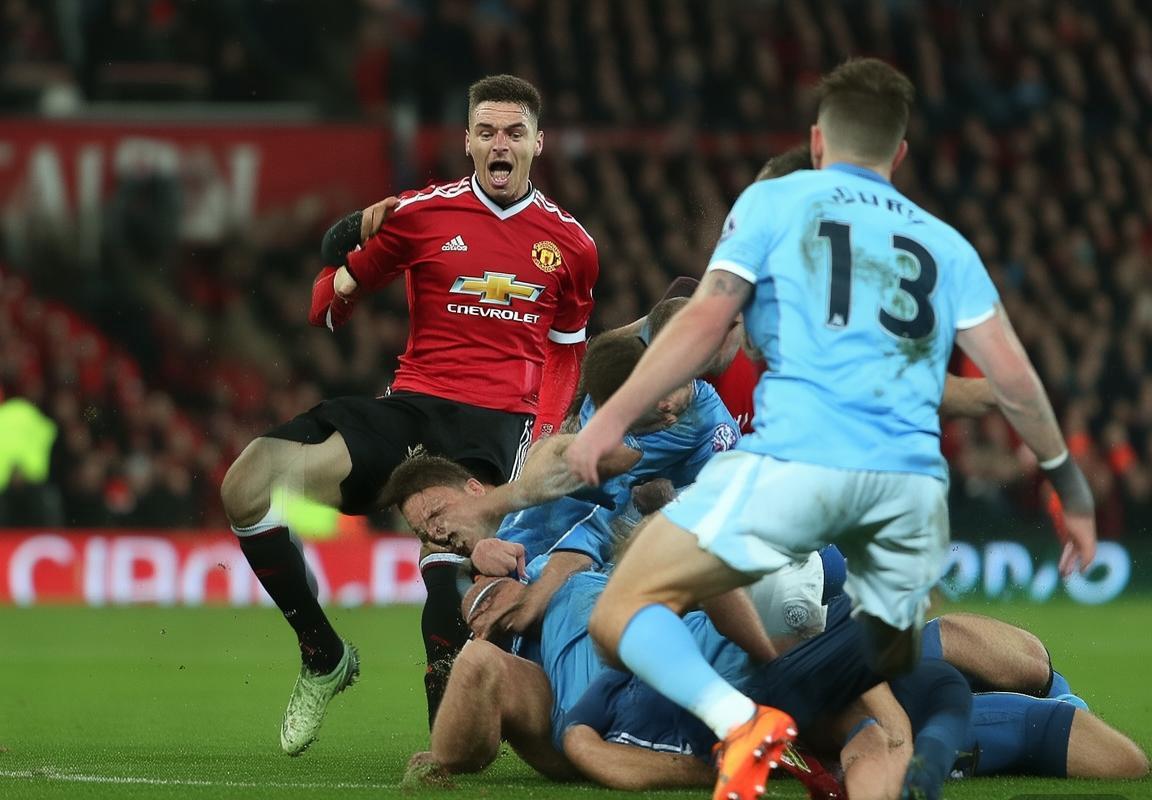 2016曼联曼城英超巅峰对决：火花四溅的赛季回顾(图4)